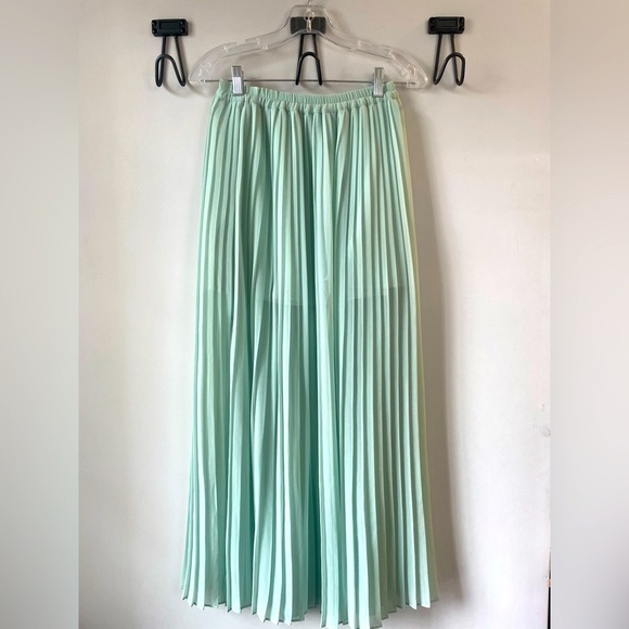 Victoria’s Secret, wmn size 2, stretch waist mint green pleated sheer maxi skirt - Picture 1 of 5